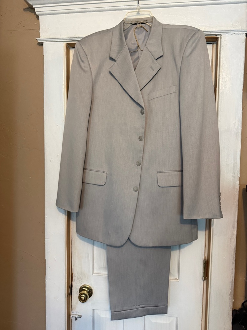 Men's Light Gray Two-Piece Suit - Classic Tailored Style